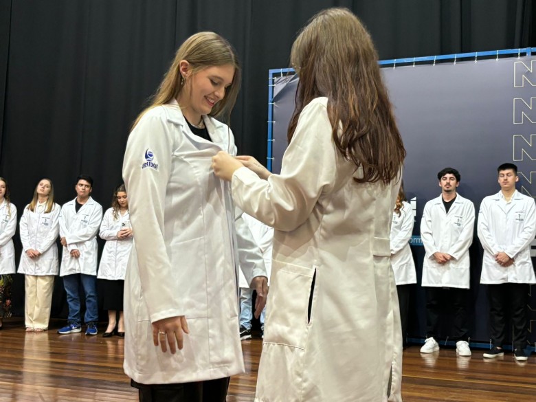 arquivos/tinyMCE4/admmogly/curso-de-medicina-promove-aula-inaugural e-cerimonia-de-entrega-de-jalecos-aos-novos-estudantes/jalecos10.jpeg